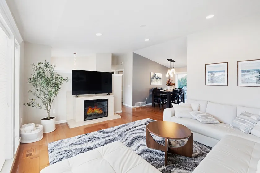 New Modern Home w/Hot tub, yard - Image 1