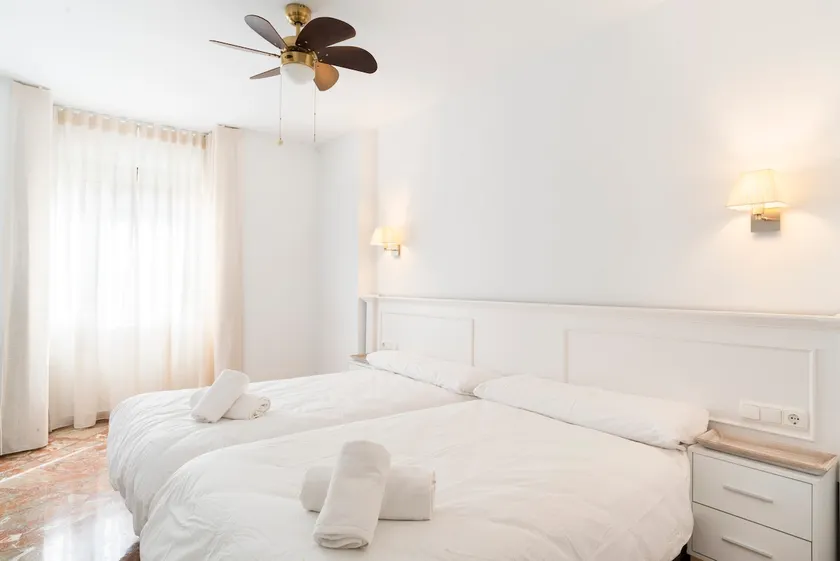 Ronda Suites 193 junto a hospitales y cerca centro con Parking Gratis - Image 1