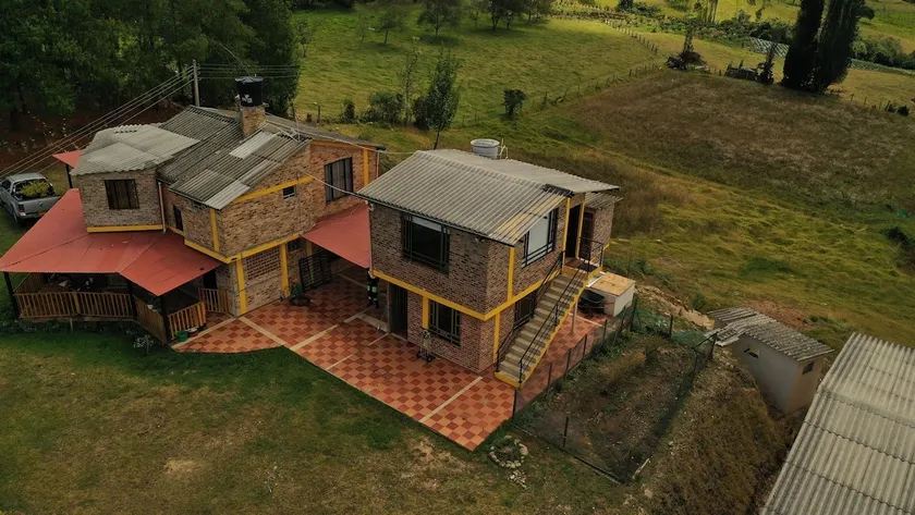 Serene farmhouse w/ chef's breakfast available - Image 1