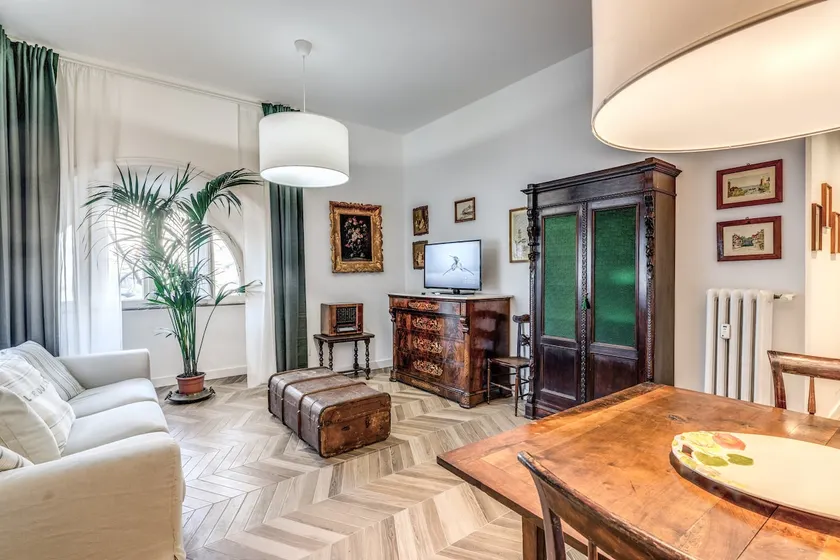 Elegant Historic apt |5 Min to Metro | trendy area - Image 1