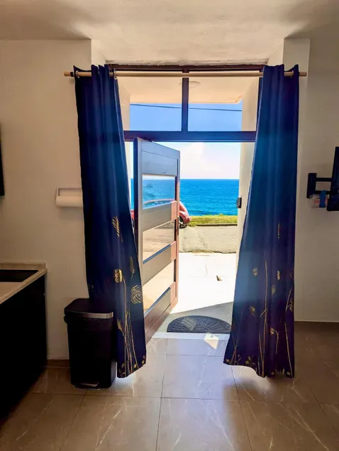 Cozy apartment on a 2nd floor close to beaches, restaurants, shopping, and more - Image 1