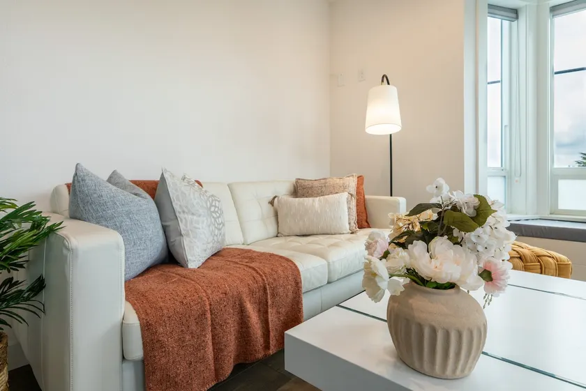 Contemporary 3b 1.5b Retreat in Prime Central Spot - Image 1