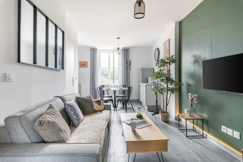 Bright one-bedroom apartment • 30 min to Lyon • Wi-Fi & Parking - Image 1