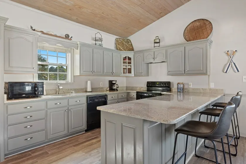 The Charming Pool House Villa, lake view - Image 1