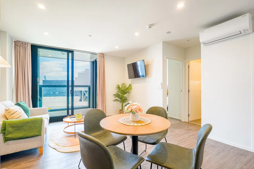 Sophisticated One-Bedroom Hotel Suite in Parnell - Image 1