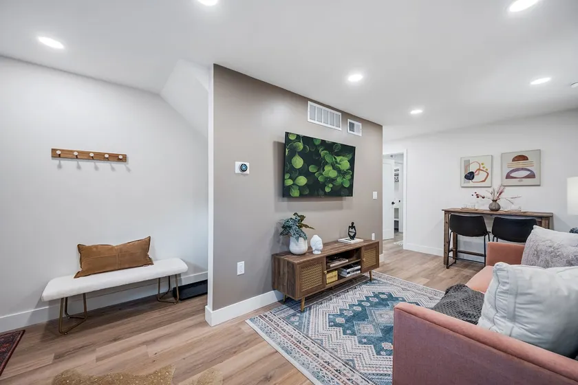 Modern Western Garden Level Apt – Newly Renovated! - Image 1