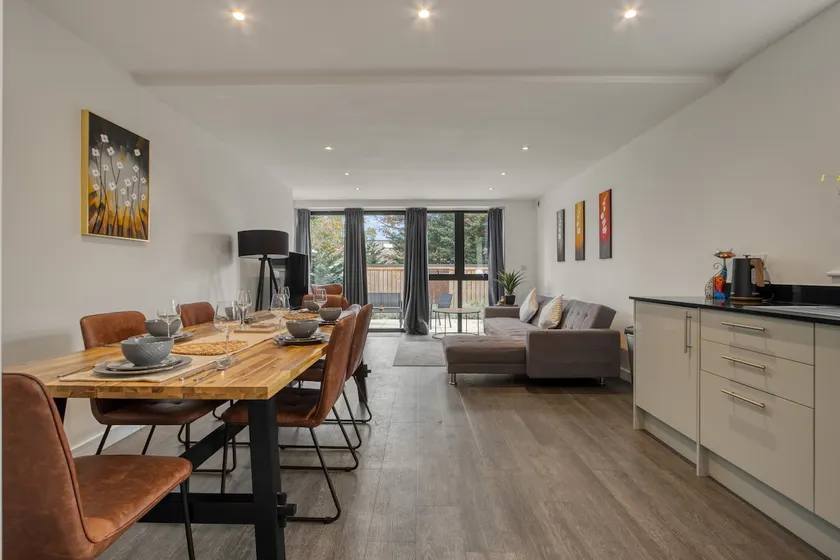 3-Bed, 2-Bath Wembley Apartment with Free Parking - Image 1