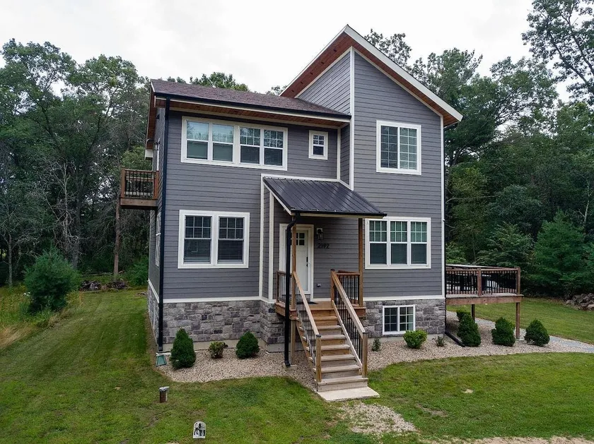 Lake retreat in the pines - Image 1