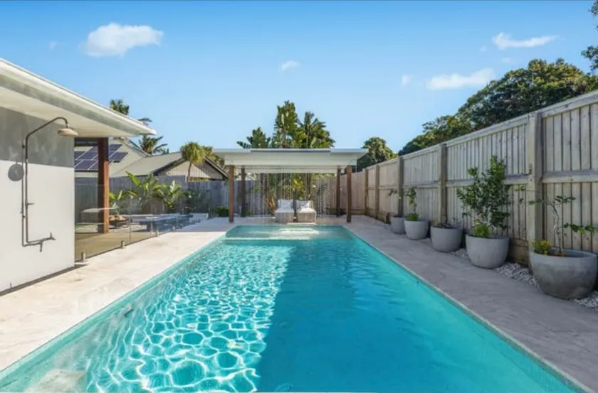 Family home with pool - Image 1