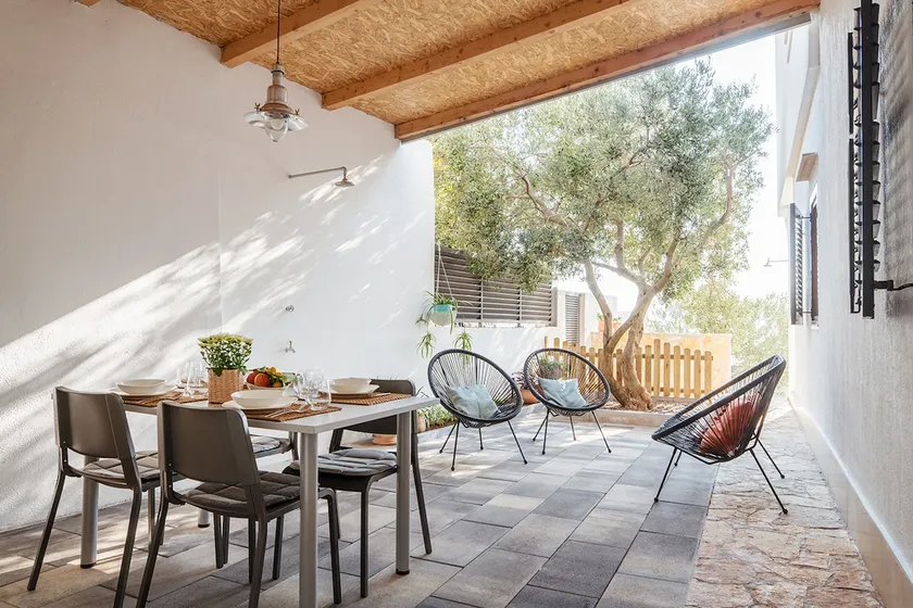 (2) Charming Apartment with Courtyard - Image 1