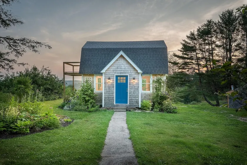 Cozy Lakeside Getaway | Seven Tree Cottage - Image 1