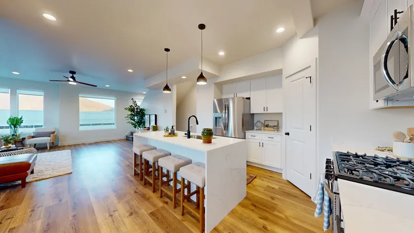 Deckhouse: Luxury Living - Image 1