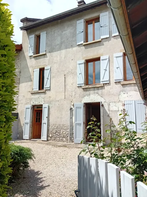Renovated 65 m2 apartment - 2 bedrooms - Free parking - Image 1
