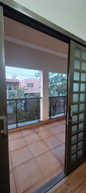 Corner apartment and well located - Image 1