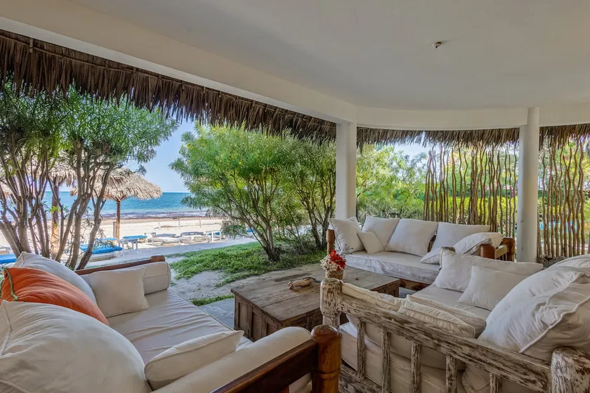 Stylish Beachfront Villa: King Bed ~ Pool ~ View - Image 1