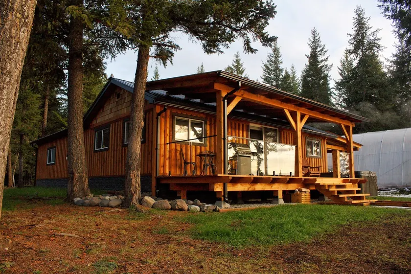 Amazing Private Lake Hideaway with hot tub & canoe - Image 1