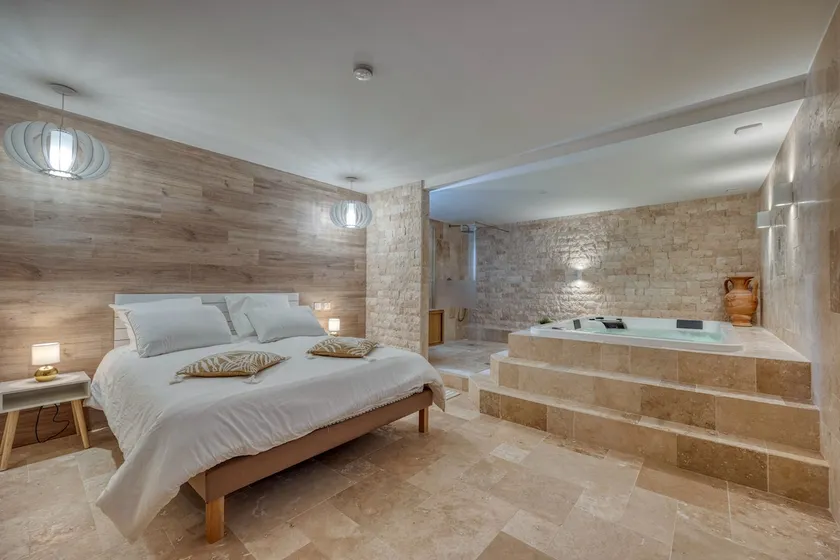 Luxurious apartment with hot tub. - Image 1