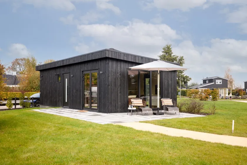 2-person lodge on the water - with sauna & hot tub - Image 1