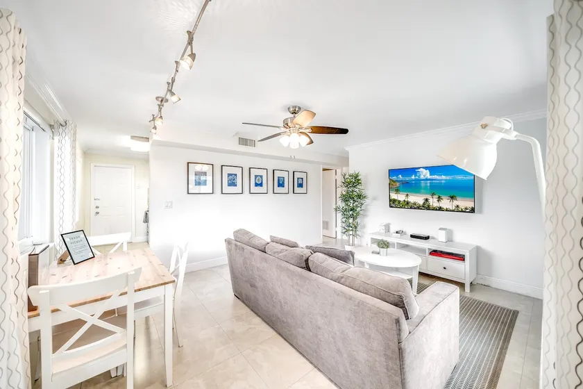 Beach Unit! Walk To Beach & Shops / Restaurants! - Image 1