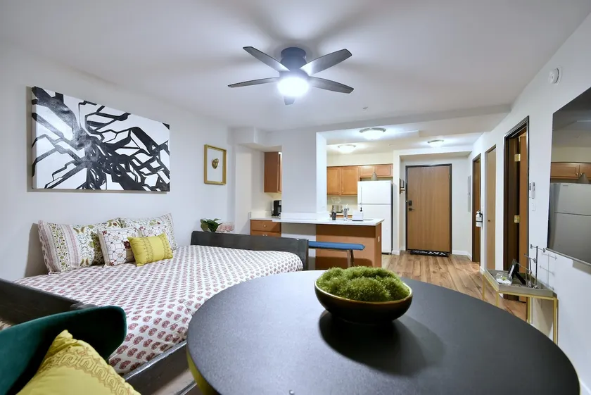 107 Mo-dern 1 Bedroom Apt - Image 1