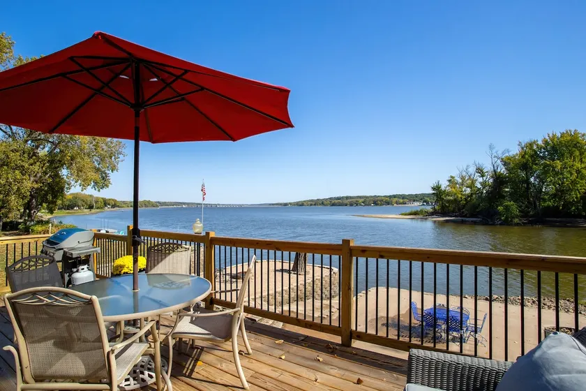 Mississippi Riverfront Home 2 Br/ 1 Bath Sleeps 6 - Image 1