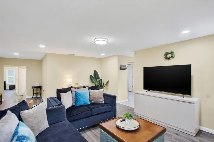 Spacious 4BR Retreat in Tampa Family & Pet-Friendly - Image 1