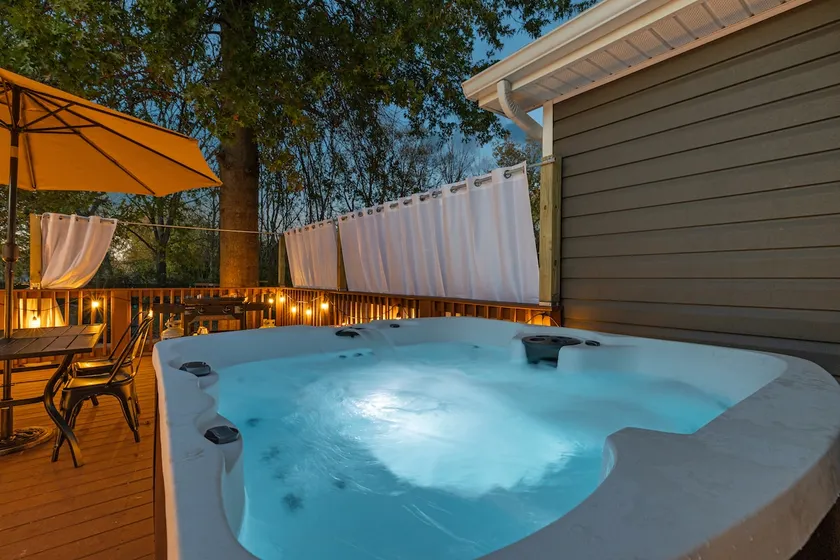 The Luxe Hot Tub Playground 12 Min to Horse Park - Image 1