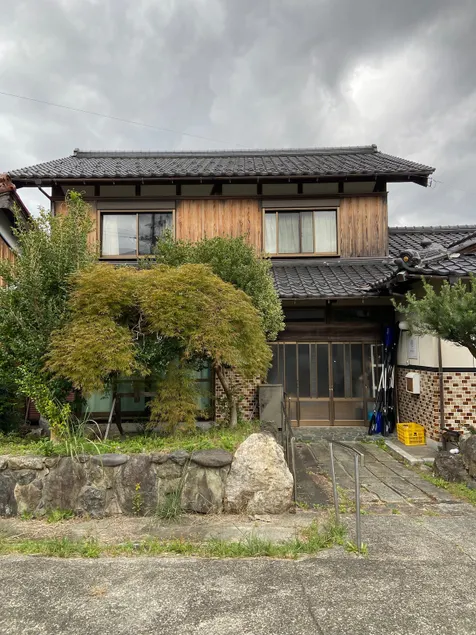 A house overlooking the lake - Image 1