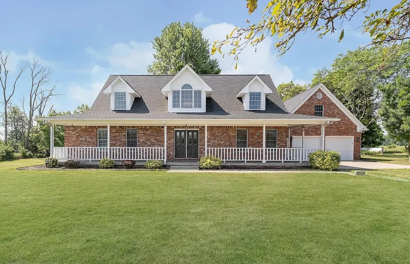Spacious & Quiet, near airport/I-70, sleeps 11 - Image 1