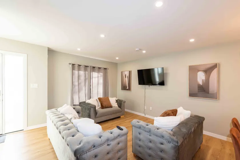 *Heart of Edmonton*Vibe Only! Sleep8/Pet Friendly - Image 1