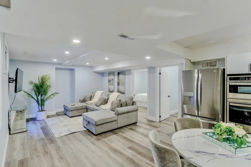 Luxurious Unit in Hyde Park - Image 1