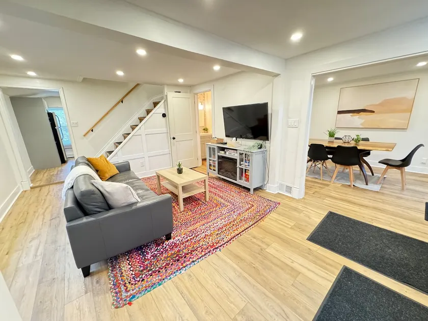 The Blue House: A Cozy Downtown Getaway w/Parking - Image 1
