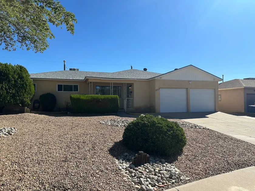 Cozy home w/pool in NE heights - Image 1