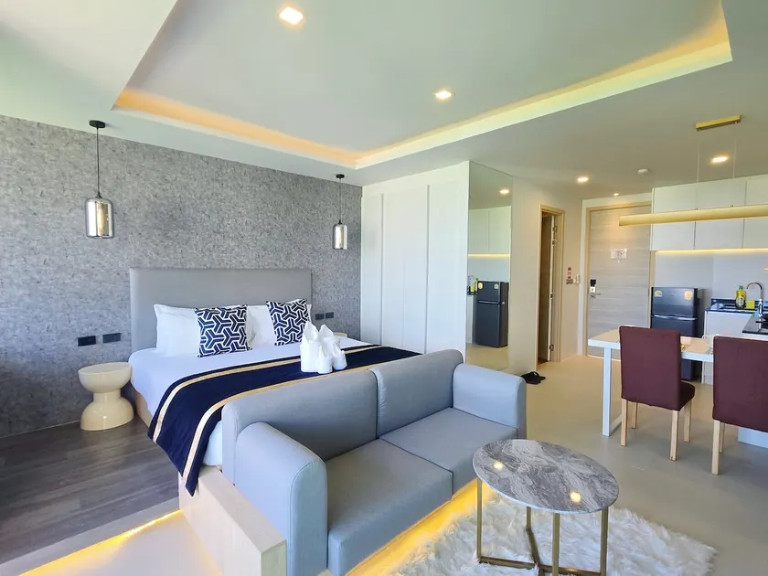 Karon Beach/Premium Apartment Suite/Pool/Gym - Image 1