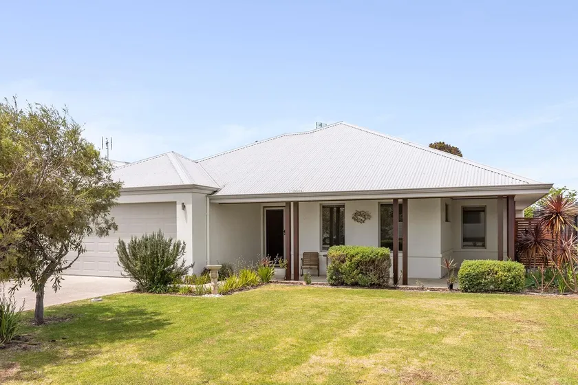Modern Family Oasis Close to Town and the Beach - Image 1