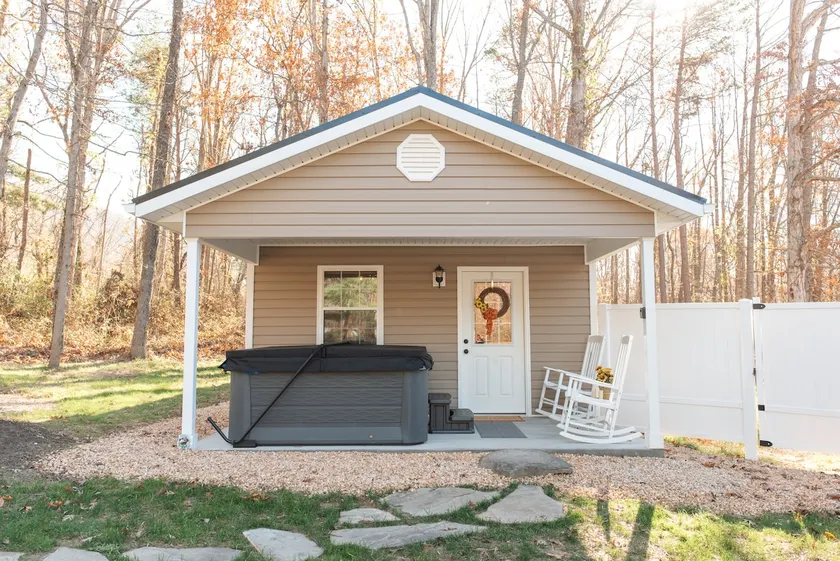 The Oak Tree House-Hot Tub, Firepit, Mtn Views! - Image 1
