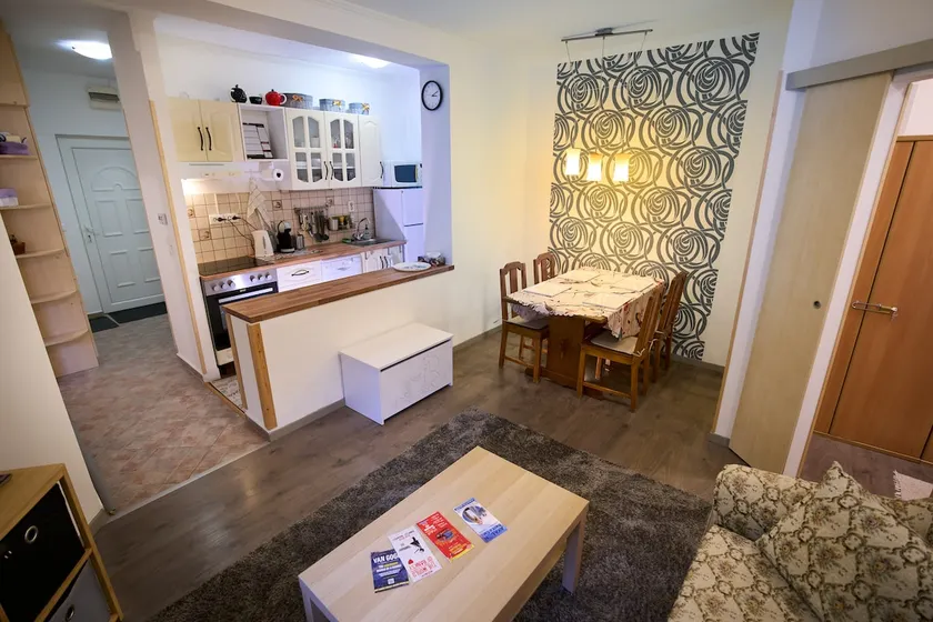 Comfortable 2BR Garden Apt with AC & Free Parking - Image 1
