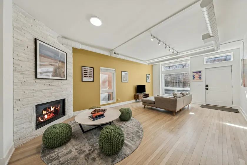 Spacious Modern Retreat with Unique Charm - Image 1