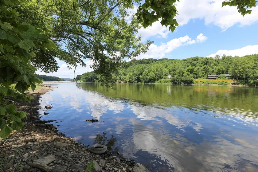 River House-home with private river front access - Image 1