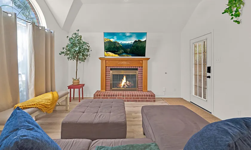 Whisper Hollow: Spa, Game Room - Image 1