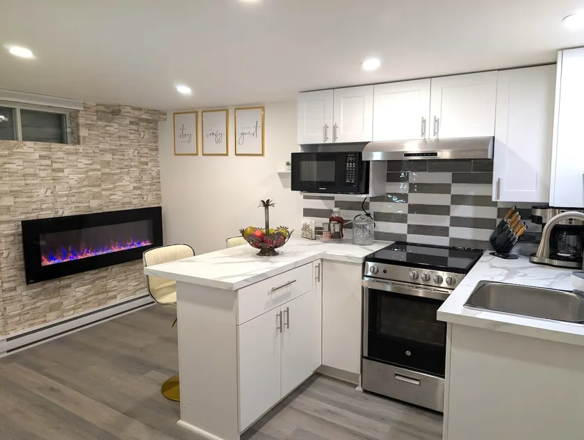 Stylish & Modern 1BR - FREE Parking & EV Charger - Image 1