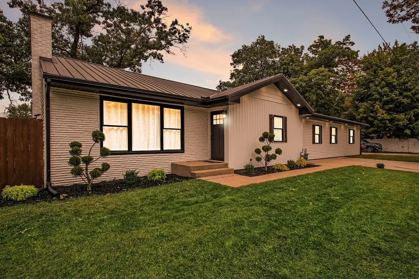 Sunset Point - Spacious 4-bedroom house in Elkhart with WiFi, AC, Swim Spa - Image 1