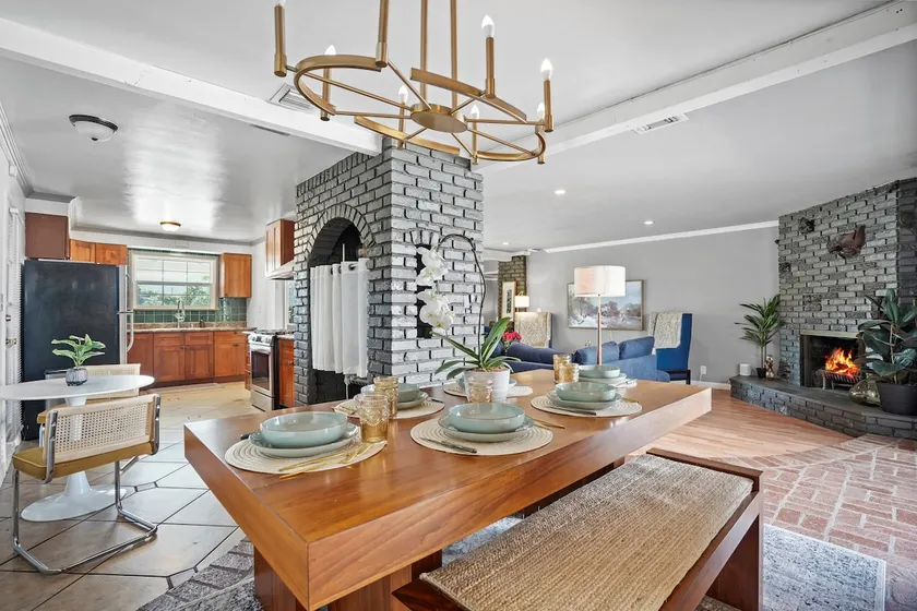 Spacious Home w/fireplace, 10 min 2 Universal - Image 1