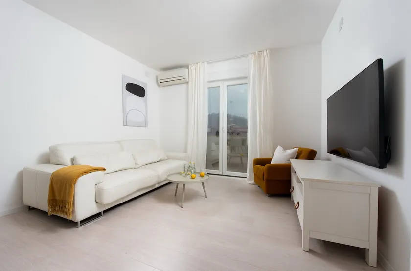 Fully renovated 1.5-bedroom apartment - Image 1
