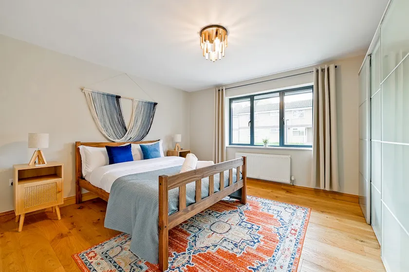Stylish Henley Crew House - Image 1