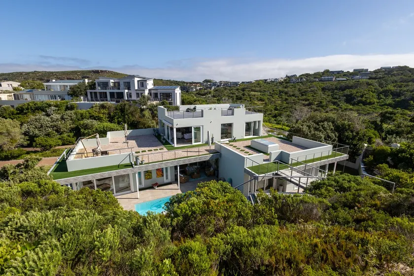 Ocean’s Edge – 50m direct access to Robberg Beach - Image 1
