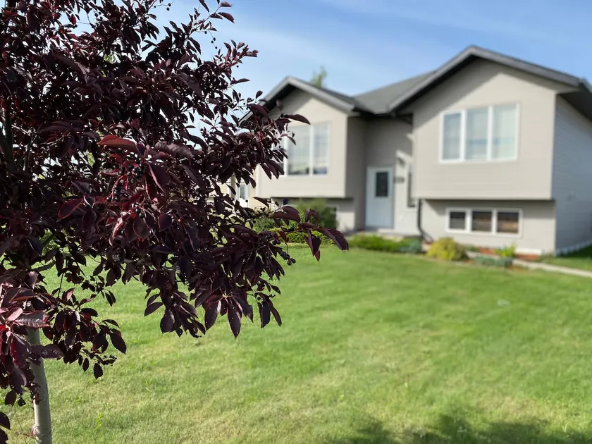 Executive 5 bdrm 3 ba House - Image 1