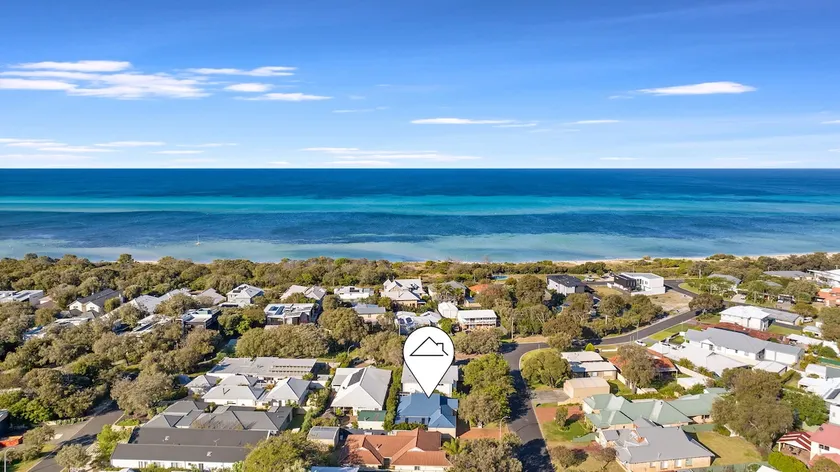 Metres to Beach, Walk to Town! - Image 1