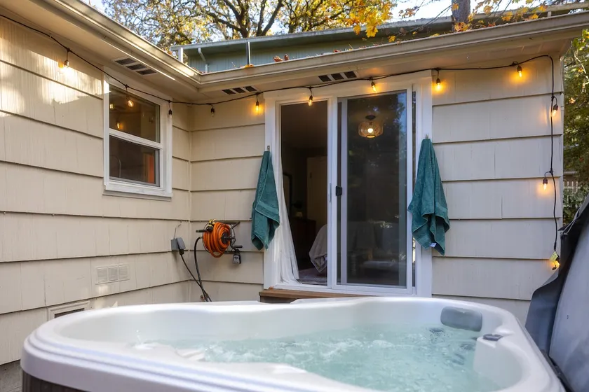 Fox Hollow Hideaway hot tub & trails nearby - Image 1