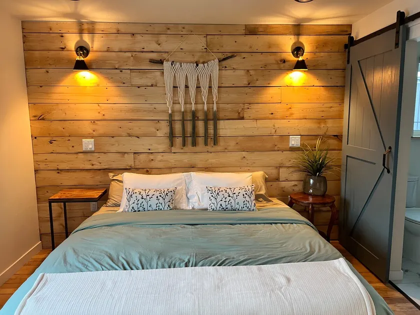 Stunning 2bedroom suite downtown - Image 1